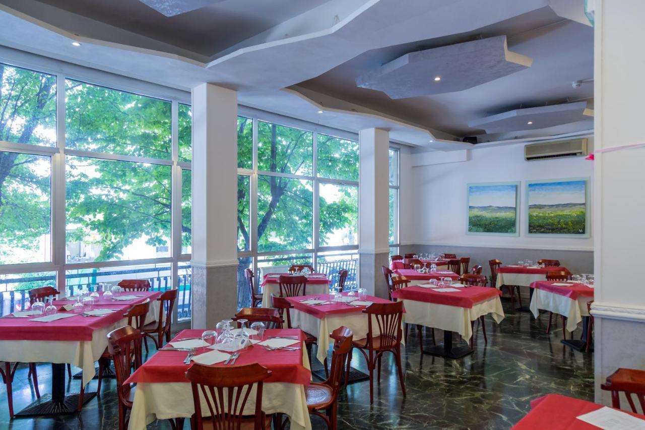 Hotel Plaza Cattolica Esterno foto